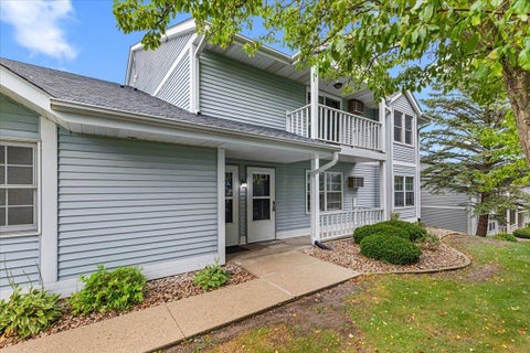 Photo of 621 Barrington Ct, West Bend, WI 53095 (MLS # 1979506)