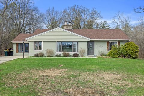 Photo of 344 W Oakwood Rd, Oak Creek, WI 53154 (MLS # 1914445)