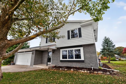 Photo of 8416 W Forest Hill Ave, Franklin, WI 53132 (MLS # 1940475) Photo of 8416 W Forest Hill Ave, Franklin, WI 53132 (MLS # 1940475)