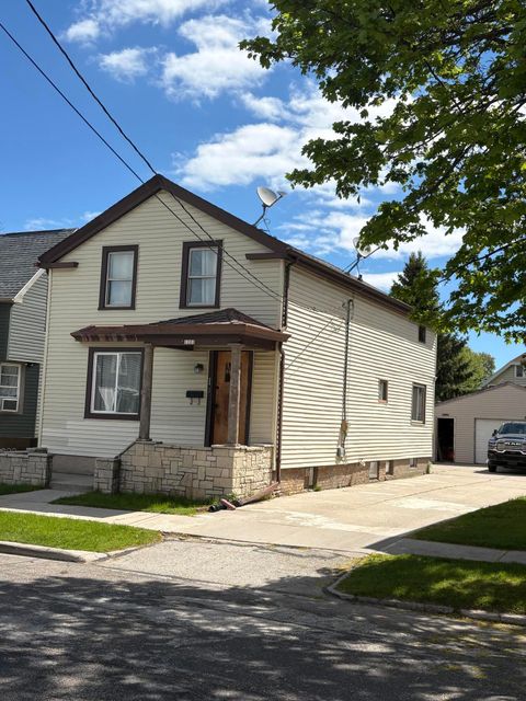 Photo of 1221 S 12th St, Manitowoc, WI 54220 (MLS # 1963352)