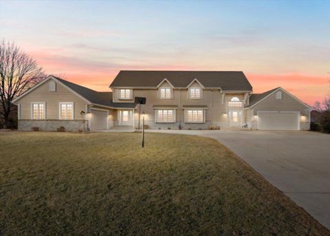 Photo of 3209 S Ridge Crest Ct, New Berlin, WI 53151 (MLS # 1950760)