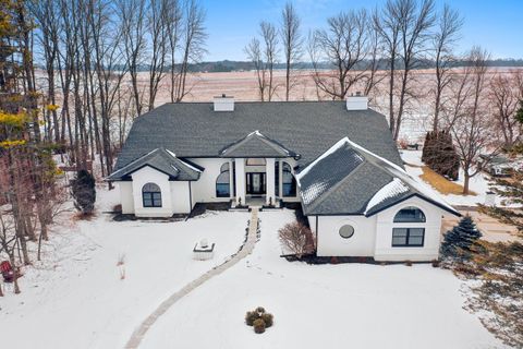 Photo of 402 Wild Oak Dr, Manitowoc, WI 54220 (MLS # 1952024)
