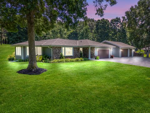 Photo of 21605 W Hidden Valley Dr, New Berlin, WI 53146 (MLS # 1927247)
