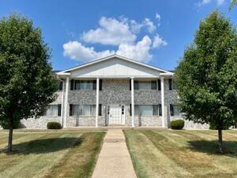 Photo of 10416 W Whitnall edge Ct, Franklin, WI 53132 (MLS # 1918826)