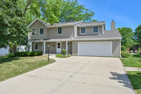 Photo of 16280 W Heatherly Dr, New Berlin, WI 53151 (MLS # 1971157)
