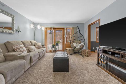 Photo of 530 N Silverbrook Dr, West Bend, WI 53090 (MLS # 1949632)