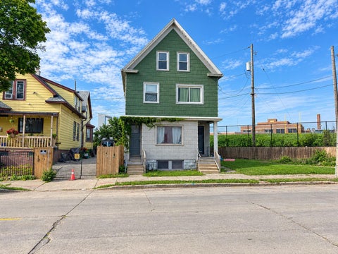 Photo of 1002 W Becher St, Milwaukee, WI 53215 (MLS # 1980059)