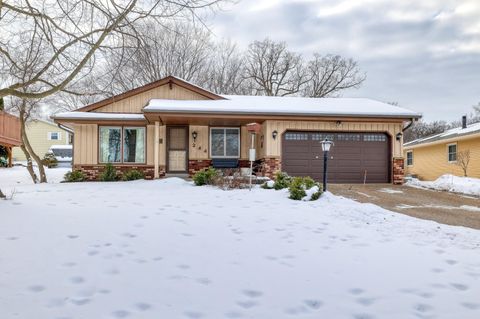 Photo of 244 Willow Ct, Hartland, WI 53029 (MLS # 1949710)