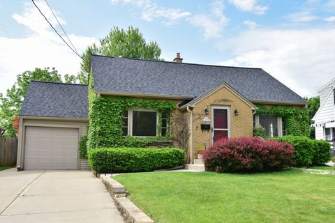 Photo of N90W16261 Roosevelt Dr, Menomonee Falls, WI 53051 (MLS # 1921120)