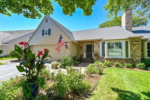 Photo of 10241 N Westport Cir, Mequon, WI 53092 (MLS # 1935360)