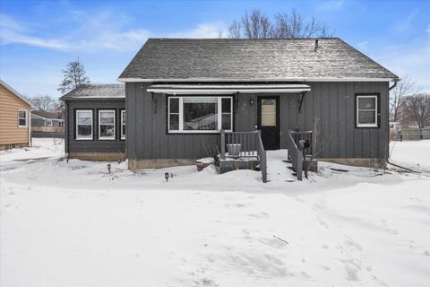 Photo of 915 Carol St, Watertown, WI 53094 (MLS # 1954155)