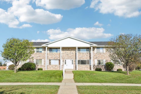 Photo of 10464 W Whitnall Edge Dr, Franklin, WI 53132 (MLS # 1985860)