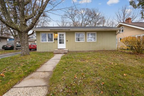 Photo of 319 Jasper Ln, Waukesha, WI 53188 (MLS # 1944250)