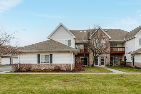 Photo of 4720 S Hunter Ln, New Berlin, WI 53151 (MLS # 1944047)