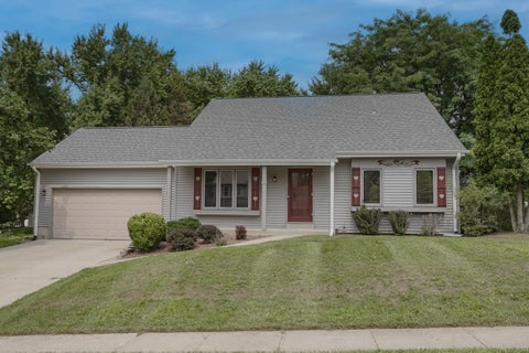 Photo of 980 Bartlett Dr, Oconomowoc, WI 53066 (MLS # 1976096)