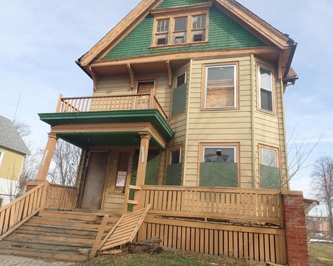 Photo of 1406 W Clarke St, Milwaukee, WI 53206 (MLS # 1957576)