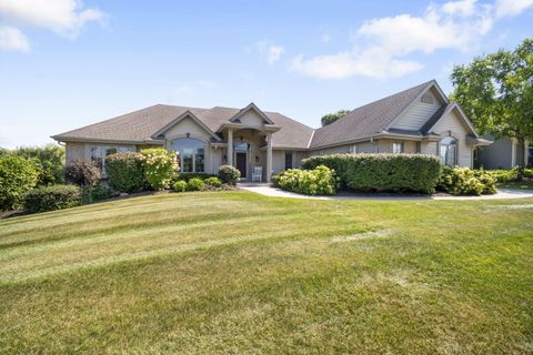 Photo of W130N6462 Crestwood Dr, Menomonee Falls, WI 53051 (MLS # 1934988)
