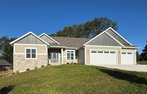 W254N5593 CRESCENT HILL DR, SUSSEX, WI 53089 - Image 4d0bcdb14617db2e4f40670649f4eb8d/3756377653