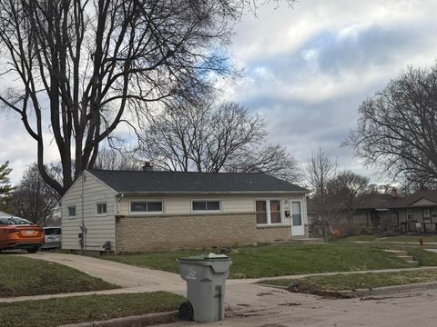 Photo of 7000 W THURSTON Ct, Milwaukee, WI 53218 (MLS # 1957133)