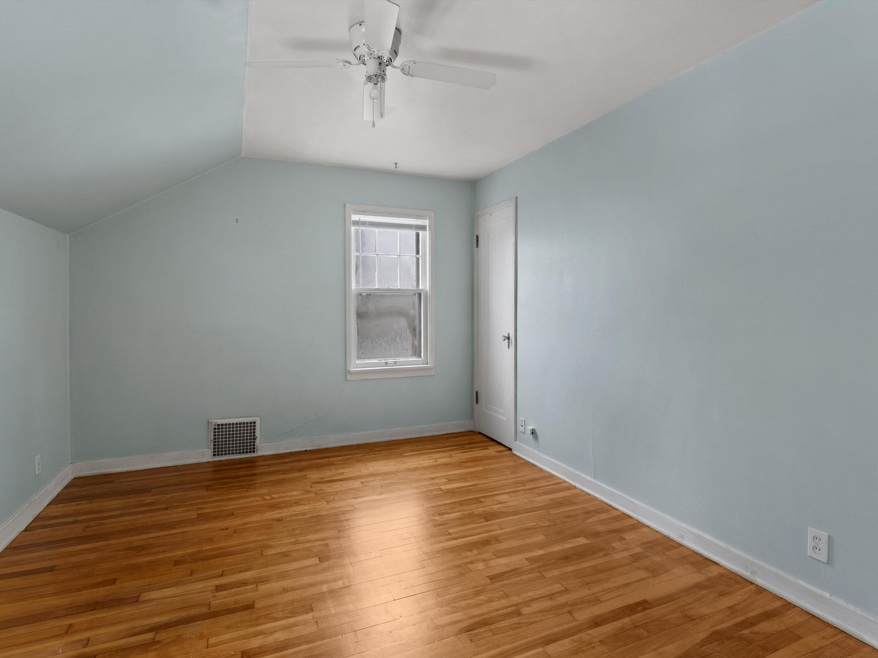 Manitowoc, Wisconsin 54220, United States, 4 Bedrooms Bedrooms, ,3 BathroomsBathrooms,Residential,Active,250886