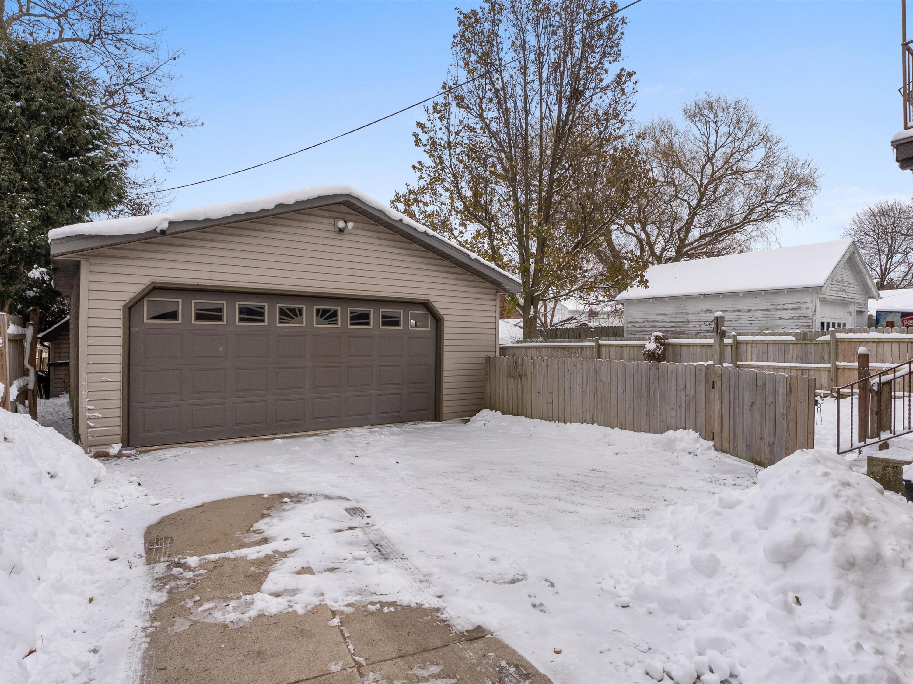 Manitowoc, Wisconsin 54220, United States, 4 Bedrooms Bedrooms, ,3 BathroomsBathrooms,Residential,Active,250886