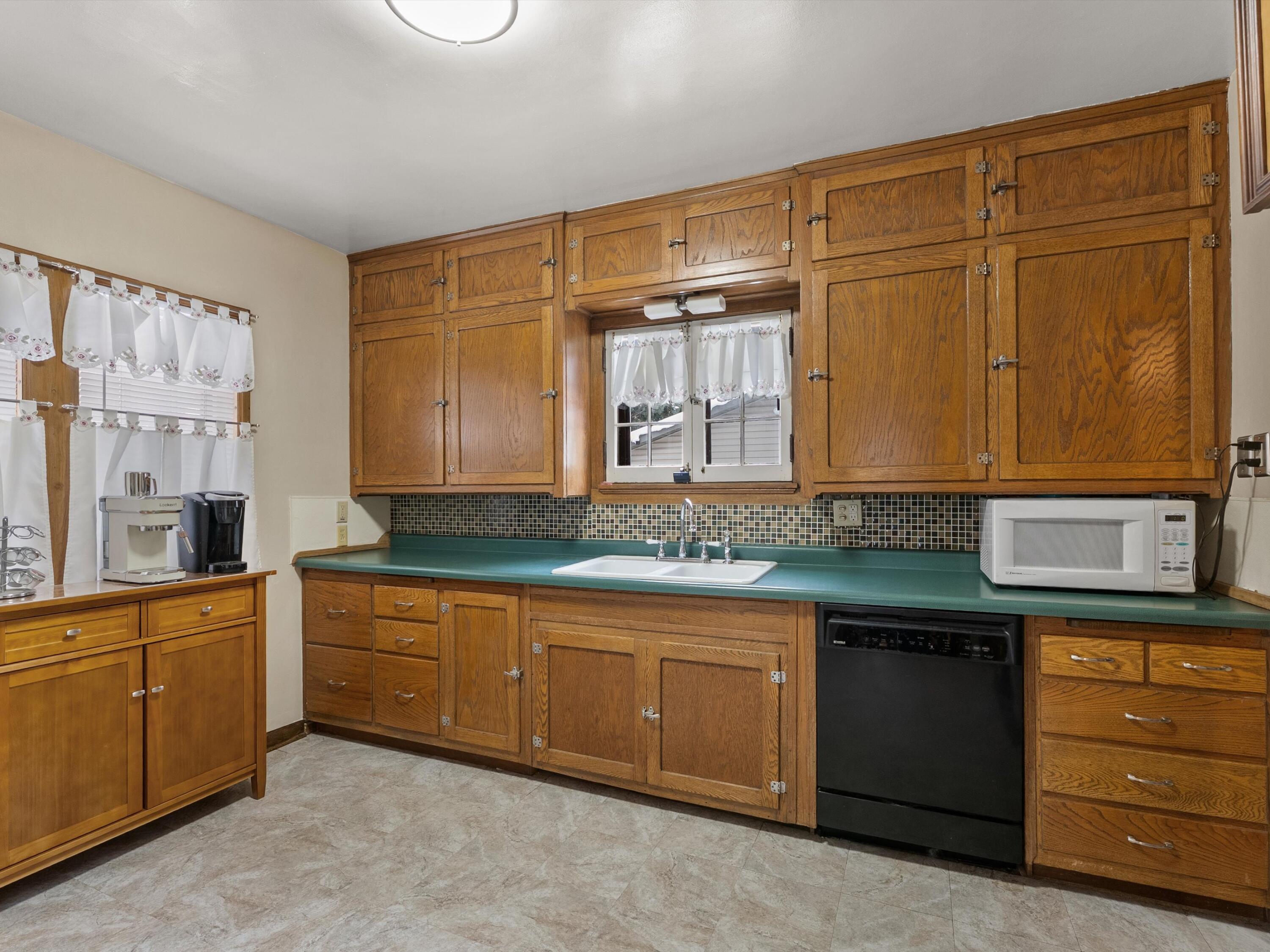 Manitowoc, Wisconsin 54220, United States, 4 Bedrooms Bedrooms, ,3 BathroomsBathrooms,Residential,Active,250886