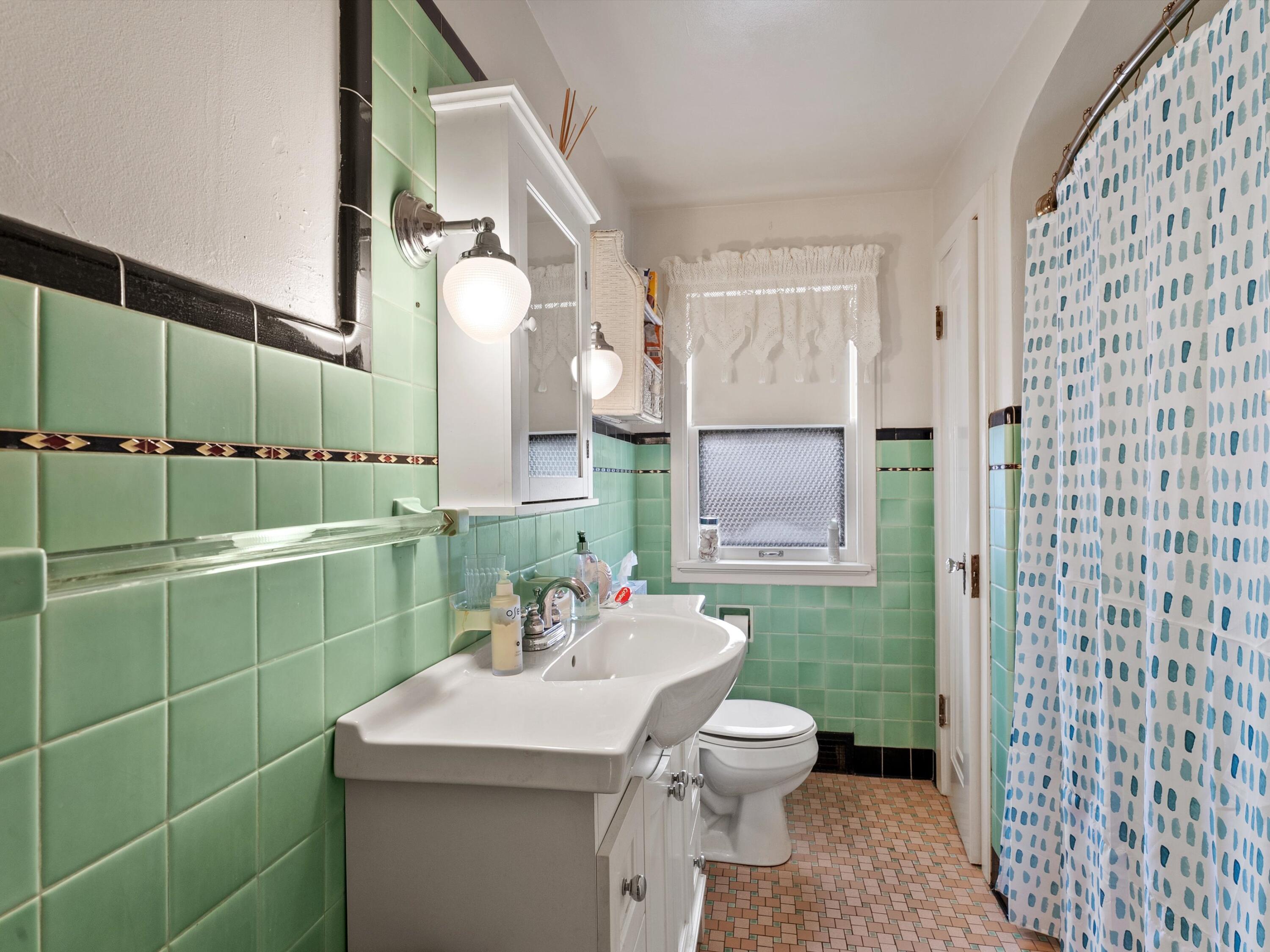 Manitowoc, Wisconsin 54220, United States, 4 Bedrooms Bedrooms, ,3 BathroomsBathrooms,Residential,Active,250886