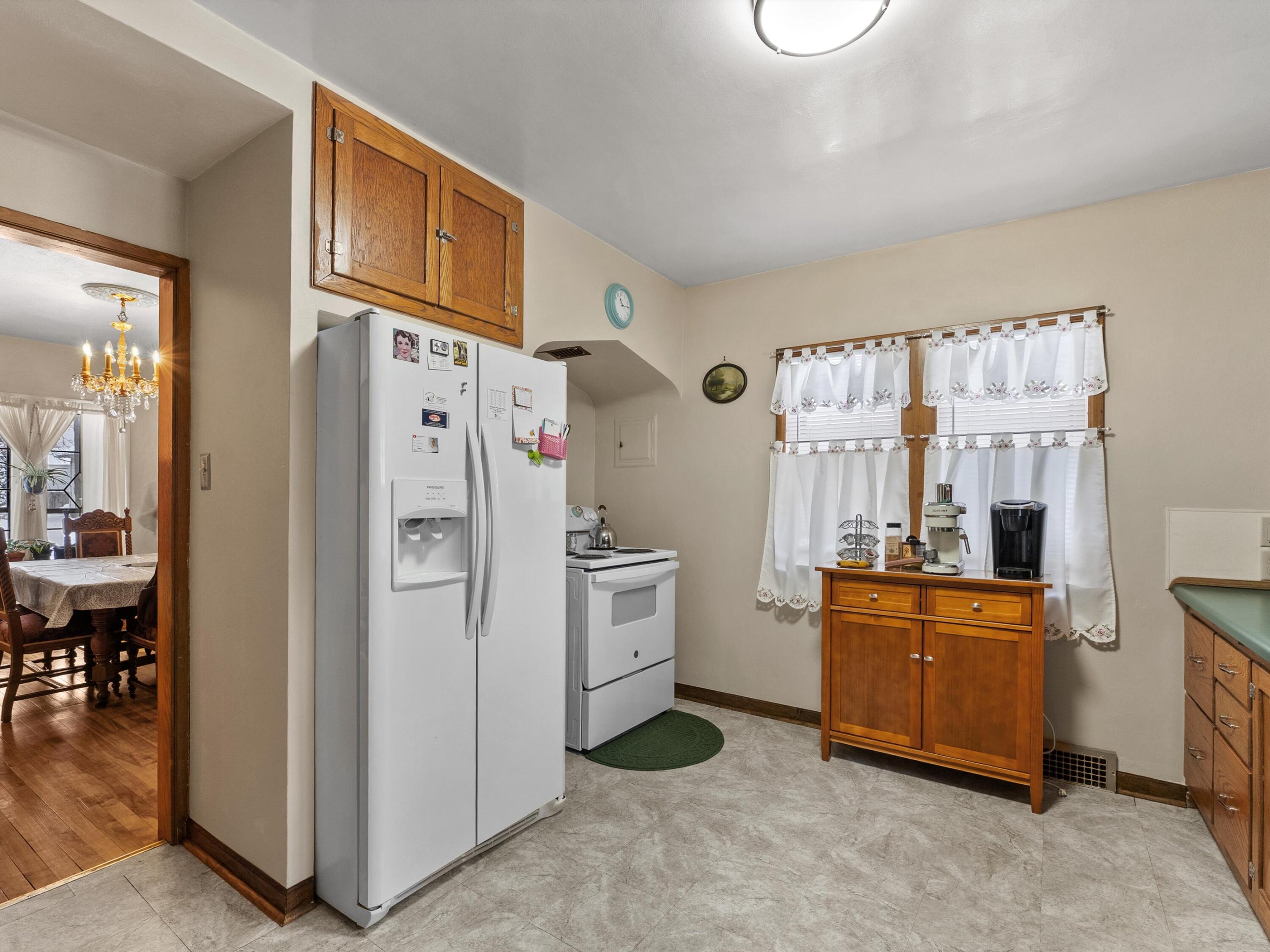 Manitowoc, Wisconsin 54220, United States, 4 Bedrooms Bedrooms, ,3 BathroomsBathrooms,Residential,Active,250886