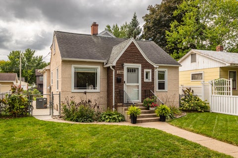 Photo of 2318 Ferry St, La Crosse, WI 54601 (MLS # 1981653)