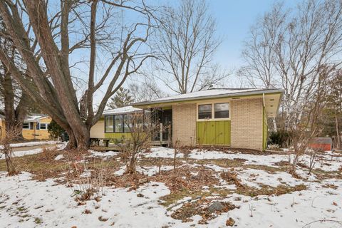 Photo of 234 Green Valley Pl, West Bend, WI 53095 (MLS # 1946147)