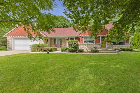 Photo of 10039 N Sunnycrest Dr, Mequon, WI 53092 (MLS # 1927004)