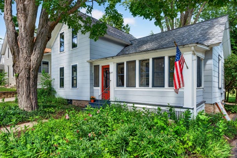 Photo of 237 Waverly Pl, Waukesha, WI 53186 (MLS # 1967304)