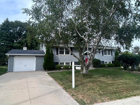 Photo of 648 Hollybrook Ln, Saukville, WI 53080 (MLS # 1979148)