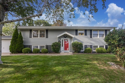 Photo of 648 Hollybrook Ln, Saukville, WI 53080 (MLS # 1979148)