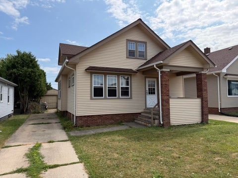 Photo of 2615 Bate St, Racine, WI 53403 (MLS # 1973136)