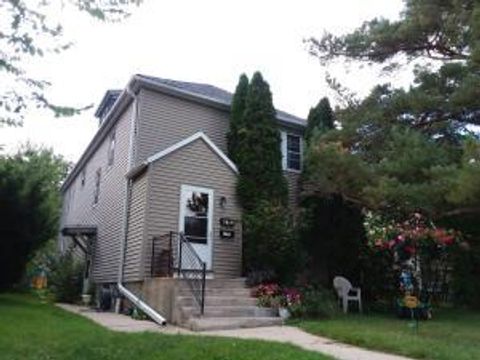 Photo of 518 2nd Ave, West Bend, WI 53095 (MLS # 1965201)