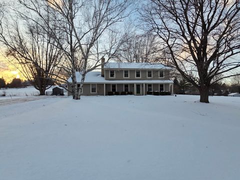 Photo of W225S4375 Guthrie Rd, Waukesha, WI 53189 (MLS # 1948125)