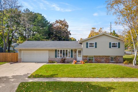 Photo of 822 Clear View Dr, West Bend, WI 53090 (MLS # 1941167)