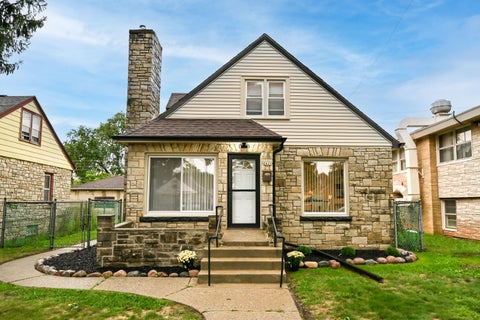 Photo of 2421 W Hampton Ave, Milwaukee, WI 53209 (MLS # 1979501)