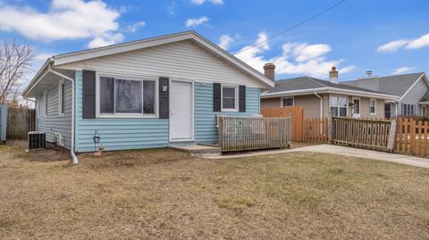 Photo of 1417 Macarther Ave, Sheboygan, WI 53083 (MLS # 1956241)
