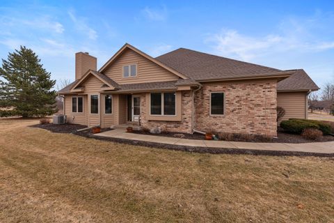 Photo of 10736 N Essex Ct, Mequon, WI 53092 (MLS # 1949444)