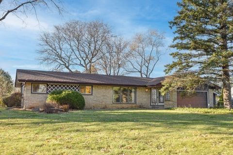 Photo of 5315 S Maryknoll Dr, New Berlin, WI 53151 (MLS # 1942864)