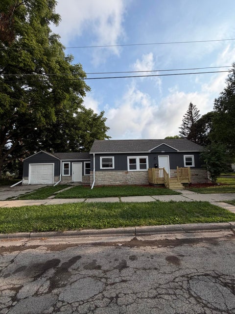 Photo of 4135 W Lancaster Ave, Milwaukee, WI 53209 (MLS # 1976353)