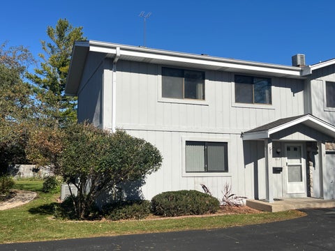 Photo of 8018 W Manor Cir, Milwaukee, WI 53223 (MLS # 1985551)