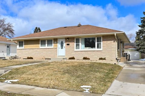 Photo of N85W17294 Lee Pl, Menomonee Falls, WI 53051 (MLS # 1952215)