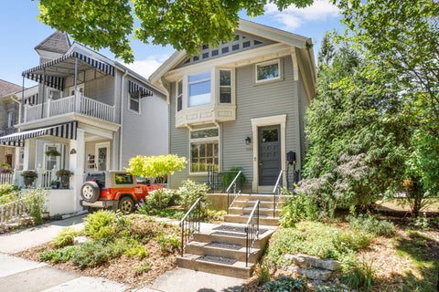Photo of 1323 N Astor St, Milwaukee, WI 53202 (MLS # 1974992)