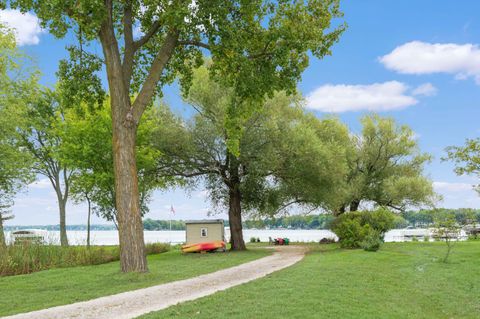 Photo of W304N2426 Maple Ave, Delafield, WI 53072 (MLS # 1951891)