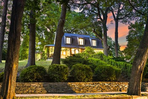 Photo of 6908 Hillcrest Dr, Wauwatosa, WI 53213 (MLS # 1938912)