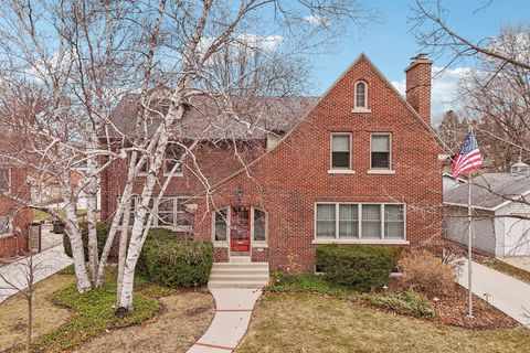 Photo of 7500 Hillcrest Dr, Wauwatosa, WI 53213 (MLS # 1953645)