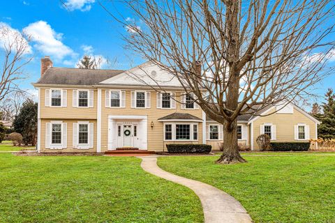 Photo of 18665 Le Chateau Dr, Brookfield, WI 53045 (MLS # 1951821)